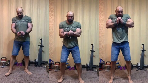 Ontzettende krachtpatser breekt kettingen zonder zijn handen te gebruiken!