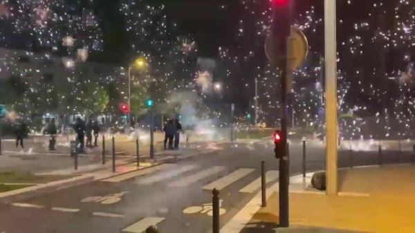 Parijzenaren schieten met vuurwerk op politie tijdens protesten tegen lockdownmaatregelen
