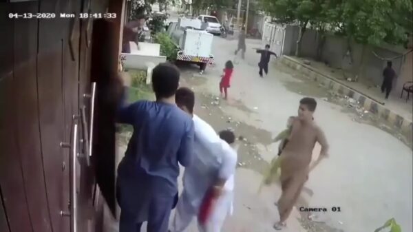 Indiase jongeren gaan er als hazen vandoor als ze door de politie worden betrapt