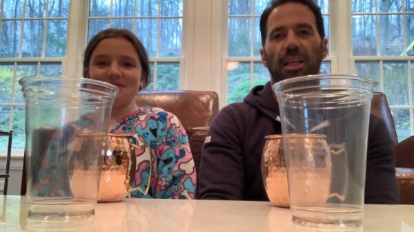 Dochter verdient 100 dollar als ze haar vader precies nadoet