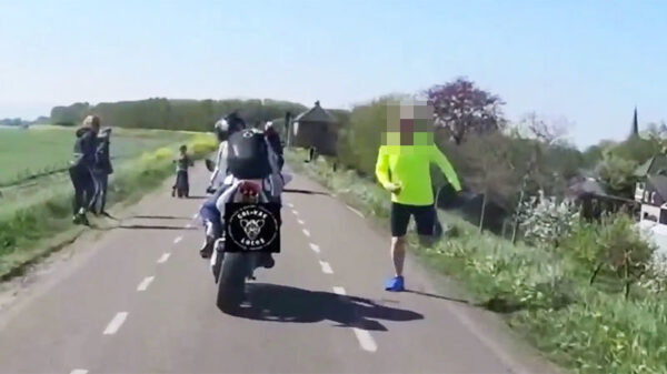 Hardloper spuugt op passerende motorrijders van Gol Vas Locos
