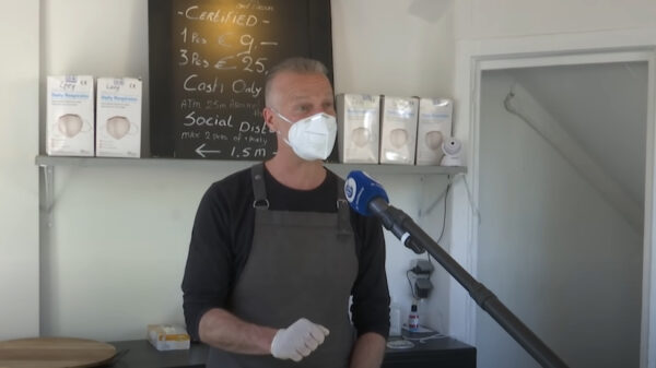 Ophef in Amsterdam: IJssalon verkoopt ineens mondkapjes voor €9,- per stuk