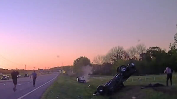 Politieagent lanceert zichzelf en verdachte tijdens keiharde pit-manoeuvre