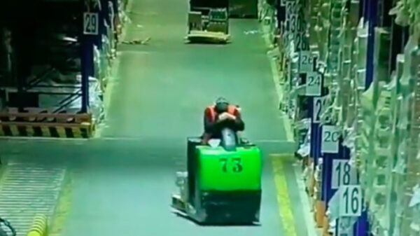 Een rijdende heftruck is echt de allerslechtste plek voor een dutje