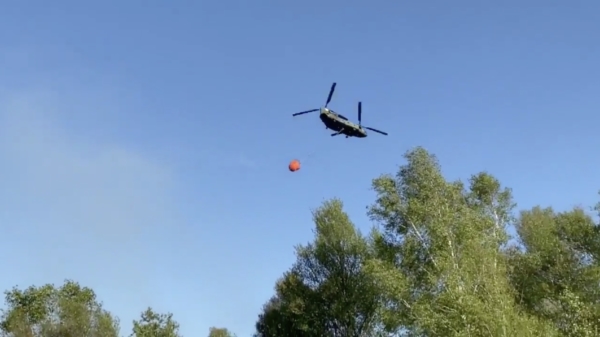 POV-beelden Chinook van het blussen van de bosbrand in de Deurnsche Peel