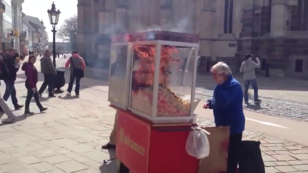 Oma verkoopt de allerheetste popcorn van heel Slowakije