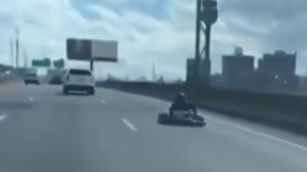 Mario Kart gespot op de snelweg