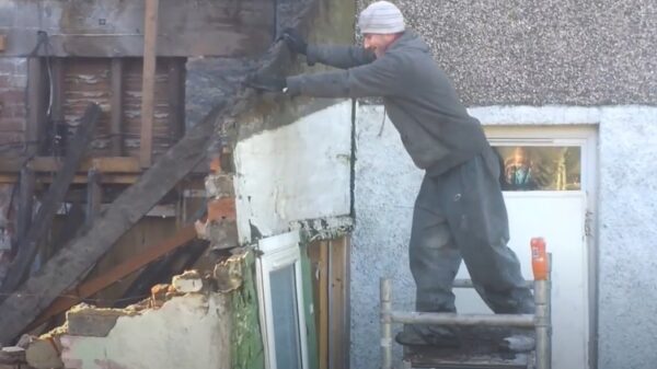 Muur geeft een trap na nadat hij gesloopt wordt