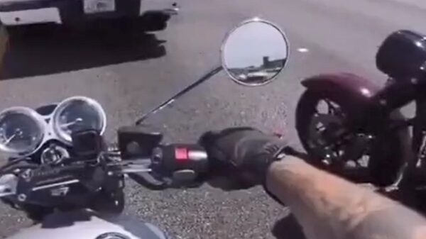 Deze automobilist wil graag even uw aandacht!