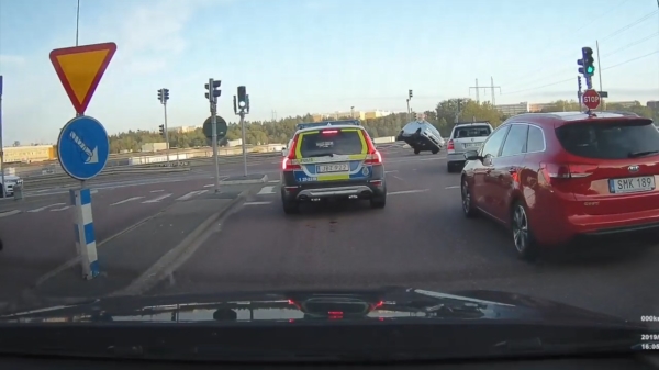 Automobilist jankt door rood en crasht vlak voor de neus van ome agent