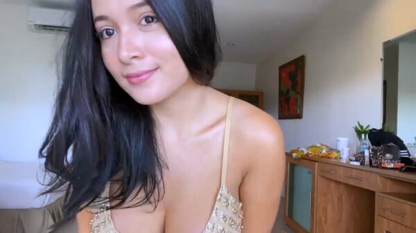 We duiken het pashokje in voor een try on-video met onze nieuwe favoriet Pandora Kaaki