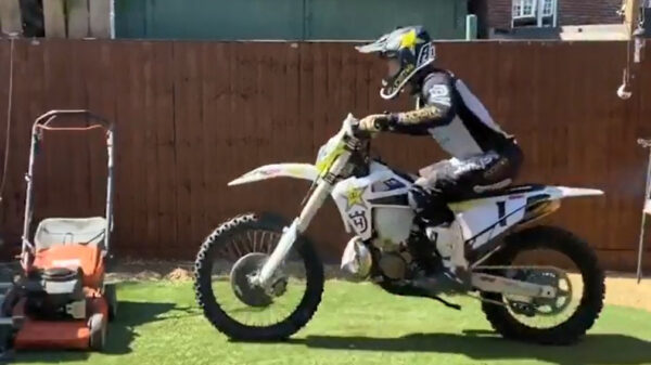 Tuinhuisje laat het afweten tijdens oefensessie van trailbiker in de achtertuin