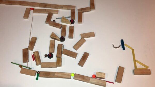 Creatieveling met tijd teveel komt met een basketbaltrickshotvideo in 2D