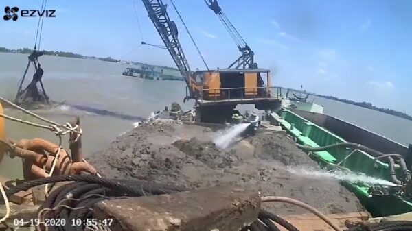 Baggerschip neemt iets teveel bagger op z'n vork