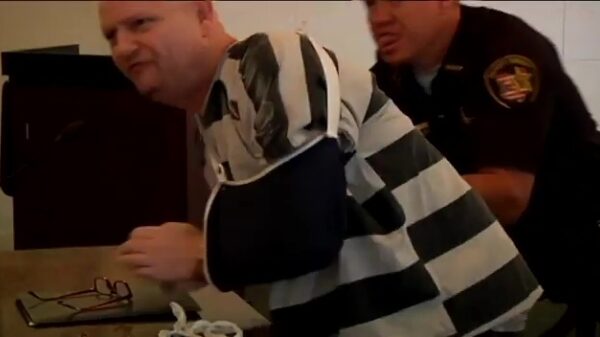 Ik 40 jaar de bak in? Hier, een fles met pis over je heen!