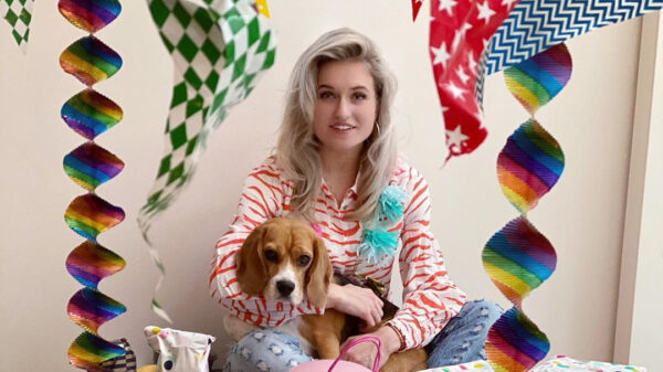 Britt Dekker laat trots haar bikinibody weer zien en wij blijven fan