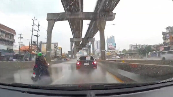 Aquaplanende motorrijder wordt nèt niet ondersteboven gereden door automobilist