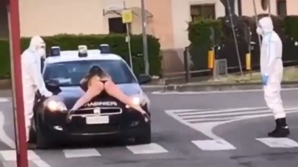 Topless dame besluit een stukje te zonnen op een politieauto