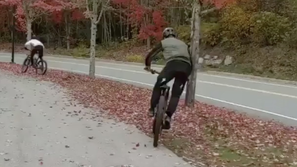 Het bewijs dat door bladeren fietsen best tricky kan zijn