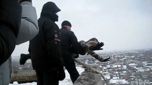 De klassieke Russische rope-swing blijft een genot om naar te kijken