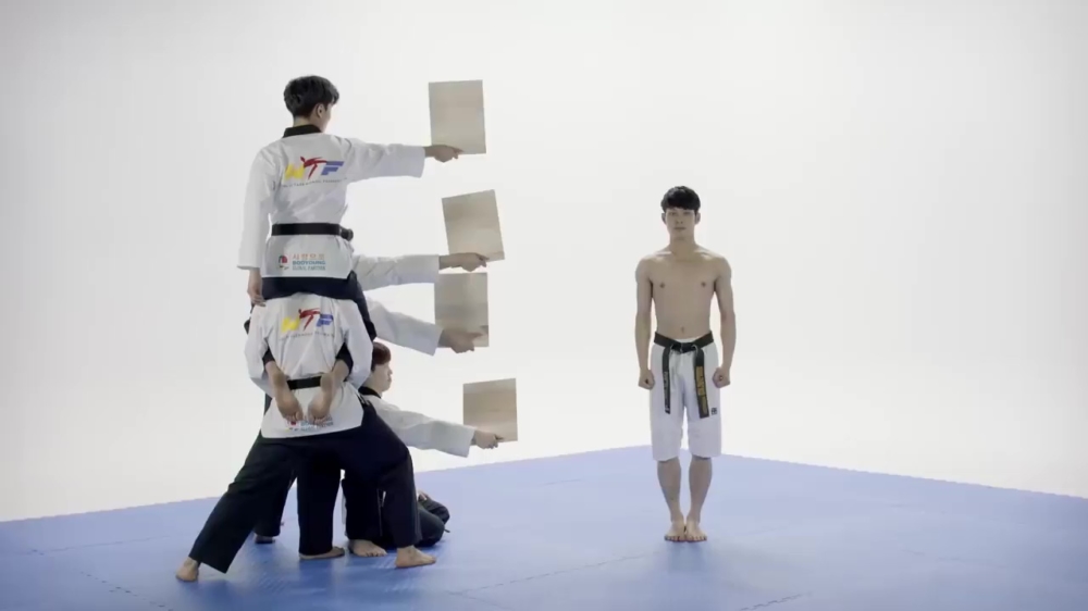 Karatebaas ragt even 4 plankjes in één spinning kick doormidden