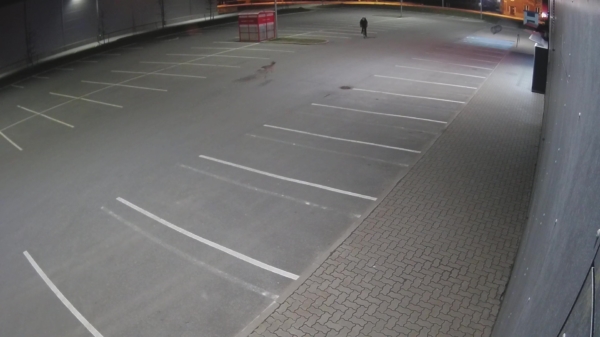 Hert knalt op volledig verlaten parkeerplaats op fietser