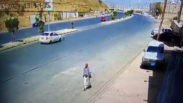 Overstekende mazzelpik komt met dé close call van het jaar