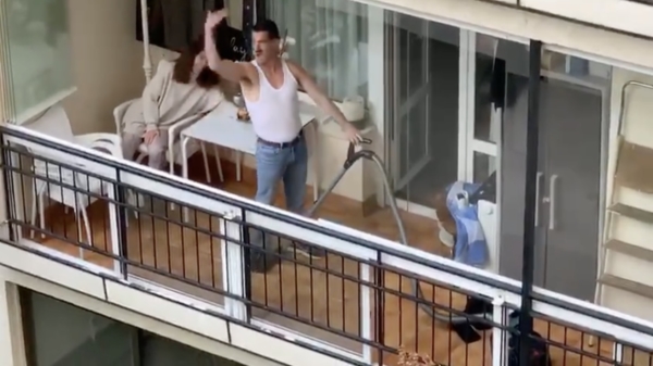 De Spaanse Freddie Mercury zorgt ervoor dat ook z'n balkon schoon blijft