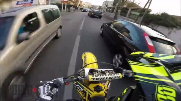 Motorcrosser gaat hard onderuit tijdens vlucht voor politie