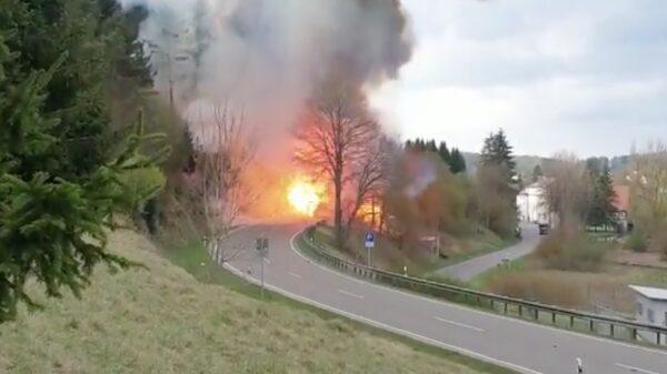 Vrachtwagen met gasflessen doet boem in Trochtelfingen, Duitsland