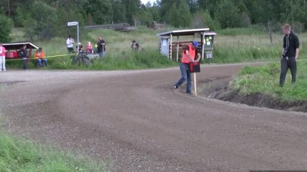 Het avontuur van de rallycrew en het richtingsbordje
