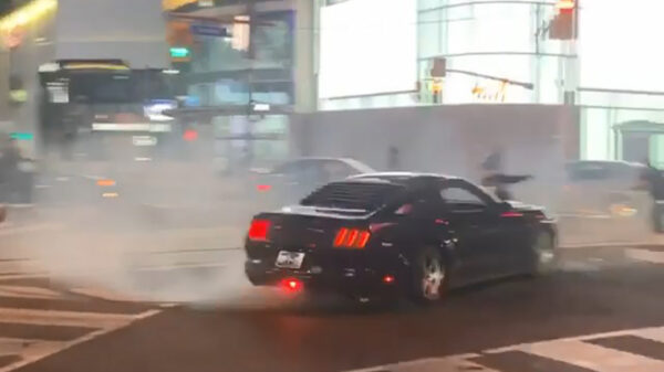 Uitslover in Mustang ontvangt een portie karma nadat hij een showtje met donuts uitdeelt