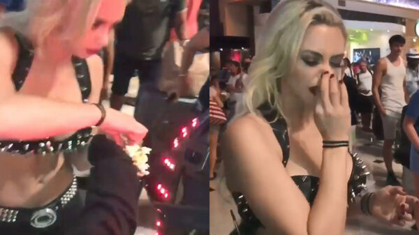 Blonde goocheldoos doet een trucje en snuift een maïskorrel door haar traanbuis