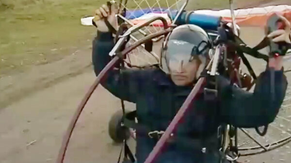 Russische paramotor-pro kan geparkeerde auto niet ontwijken