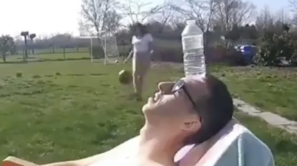 Talentvolle vriendin schiet flesje water in één keer van zijn hoofd