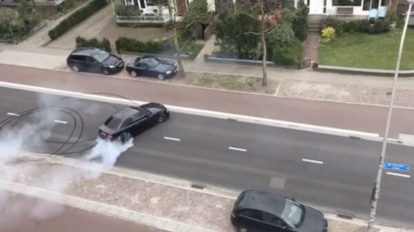 Stoere BMW-bink draait een paar superstoere donuts in Nijmegen