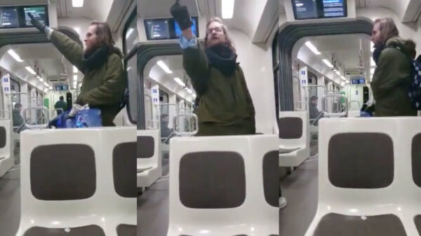 Gekkie in het Duitse openbaar vervoer draait redelijk doorrrrr