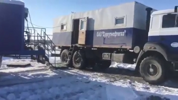 Russen laten vol trots hun sneeuwpop zien