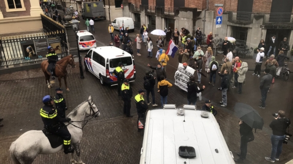 Rond de 200 complotgekkies in Den Haag verzameld om te protesteren tegen 5G, corona en vaccinaties