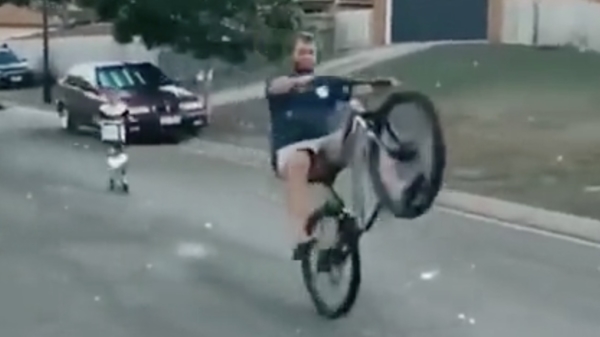 "Papa, wedden dat jij geen wheelie kunt maken!?"