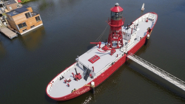 Pssst, een 40 meter lang schip mét vuurtoren in Amsterdam-Noord kopen?