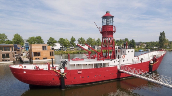 Pssst, een 40 meter lang schip mét vuurtoren in Amsterdam-Noord kopen?