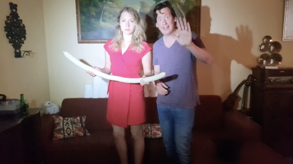 In Corona TV deel 48 demonstreert Jamie haar zwaardslikskills