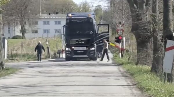 Vrachtwagen staat vast op spoorwegovergang en trein heeft geen zin om te wachten