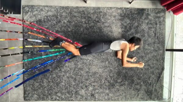 Creatieve wielrenner houdt een quarantainefietstocht in huis