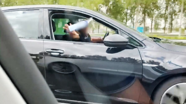 Fittie op de snelweg: automobilist krijgt flesje water naar z'n hoofd gegooid
