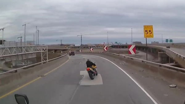 Canadese motorrijder gaat iets te hard de bocht in en valt van brug
