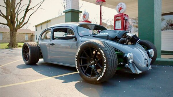 Wat gebeurt er als je een 5.7 liter HEMI in een Kever lepelt?