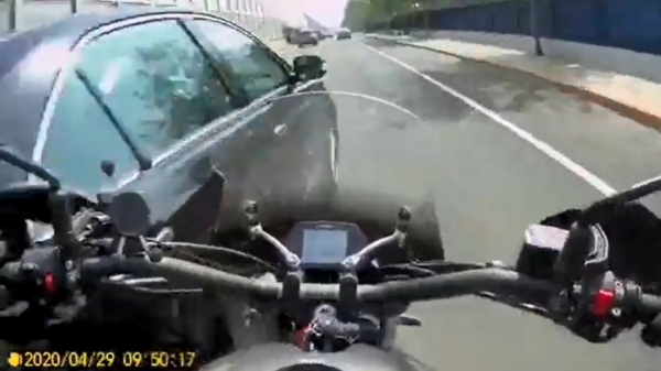 Motorrijder breekt zijn enkel als automobilist hem afsnijdt tijdens verkeersfittie