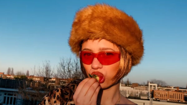 De muzikale monsterhit van de week: Serah Doku - Ik Wil Melk Uit Mijn Poes